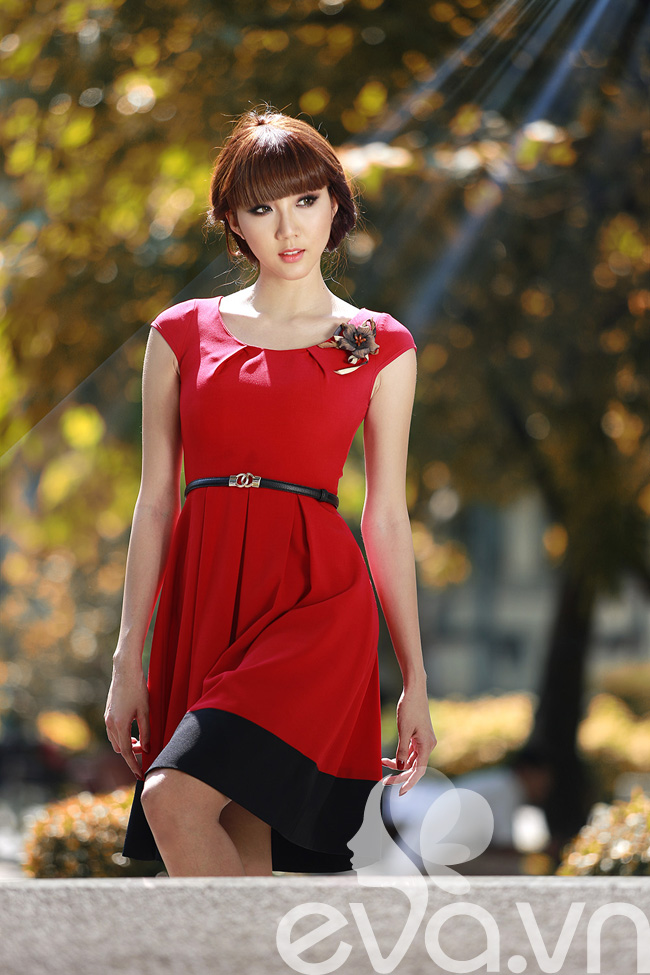  Đầm xòe vừa phải tăng phần nữ tính, tông màu đỏ rực rỡ tạo điểm nhấn cá tính cho người mặc.